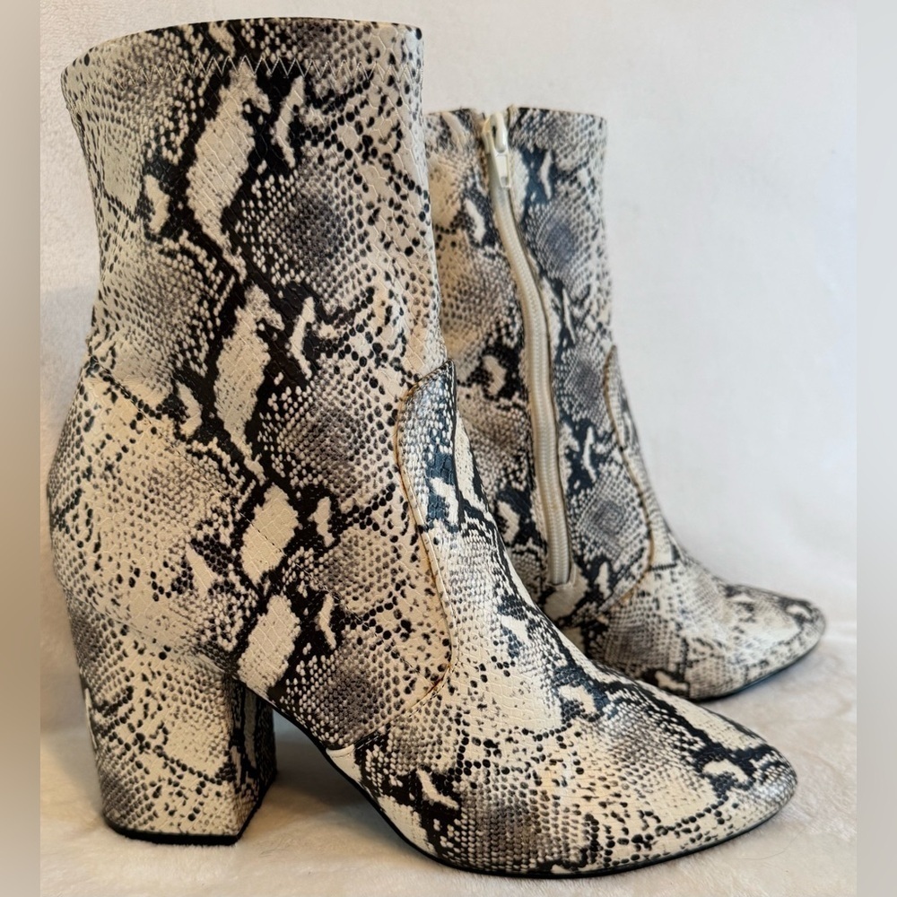 Steve Madden Women’s Revolution Snakeskin Ankle Booties Size 10m